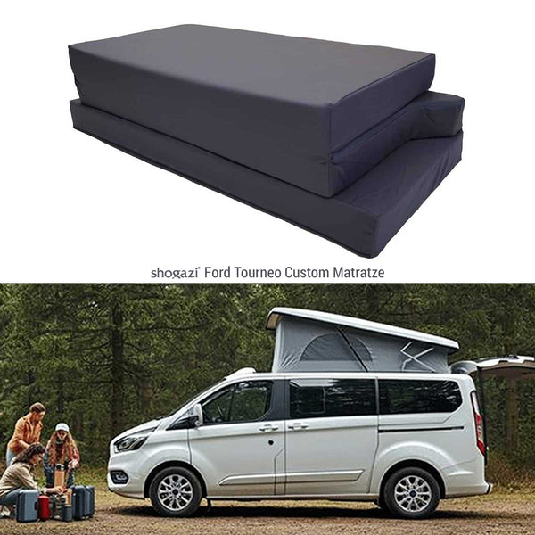 shogazi Matratze für den Ford Tourneo Custom, oben als dreifach faltbare Campingmatratze dargestellt, unten ein Ford Tourneo Custom Camper mit Aufstelldach im Wald, daneben eine Familie beim Camping.