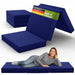 Marineblaue shogazi® Klappmatratze 100 x 200 cm in verschiedenen Faltpositionen mit liegender Frau