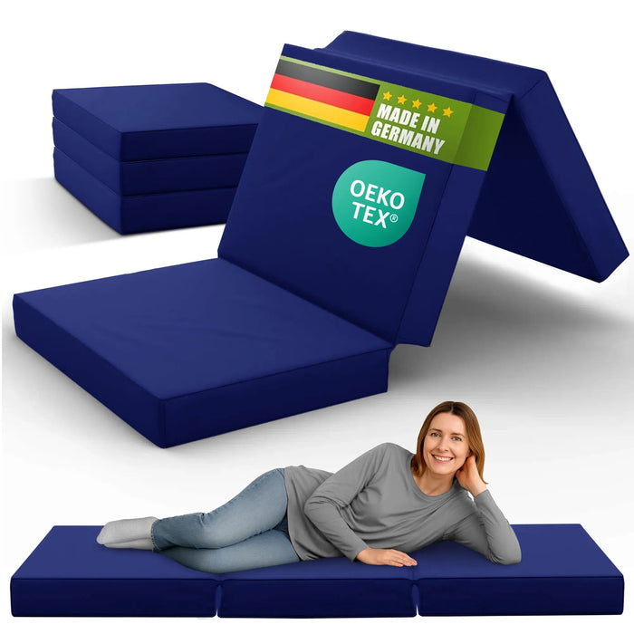 Marineblaue shogazi® Klappmatratze 90 x 190 cm in verschiedenen Faltpositionen mit liegender Frau