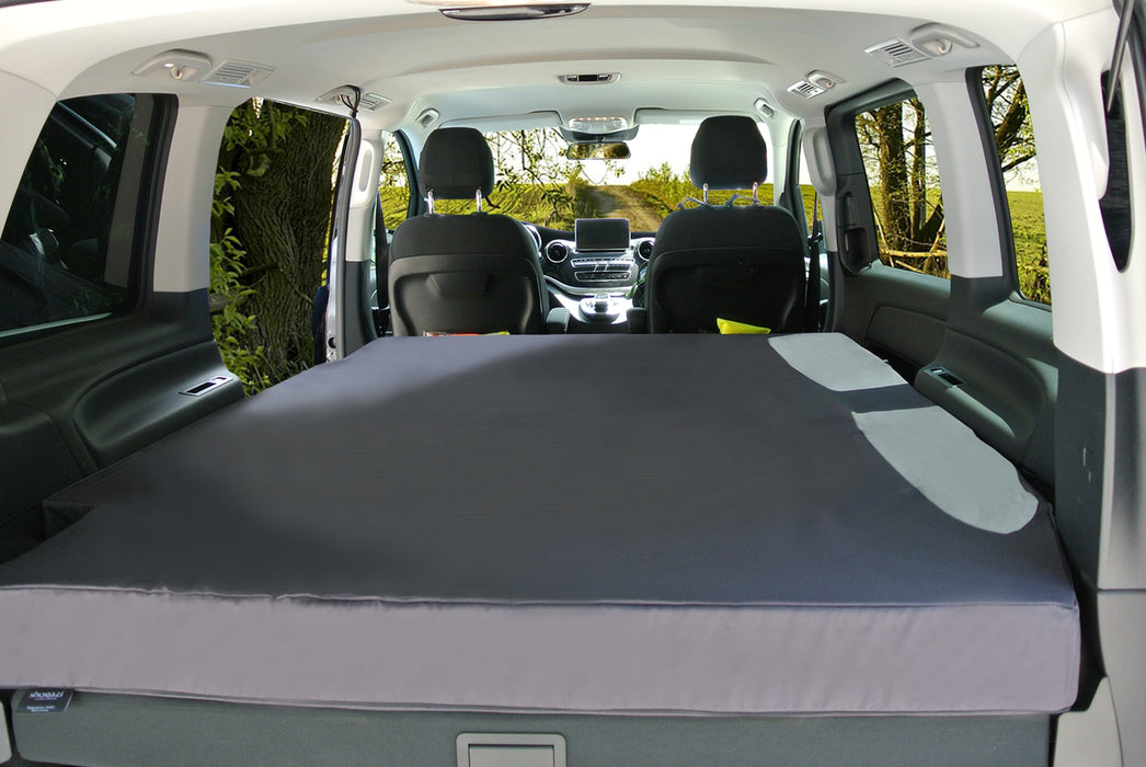 Vollflächig ausgelegte shogazi® Matratze im Mercedes Vito – maßgeschneidert bis an die Vordersitze, mit ergonomischem Zuschnitt für maximalen Schlafkomfort und optimale Nutzung des gesamten Innenraums.