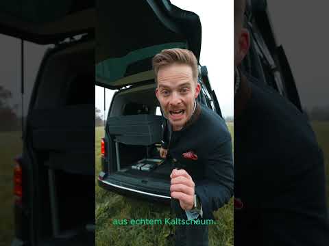Video zeigt faltbare Matratze für VW T7 im Einsatz – passgenau hinter der Rückbank, mit 12 cm Kaltschaum und Baumwollbezug, leicht verstaubar.