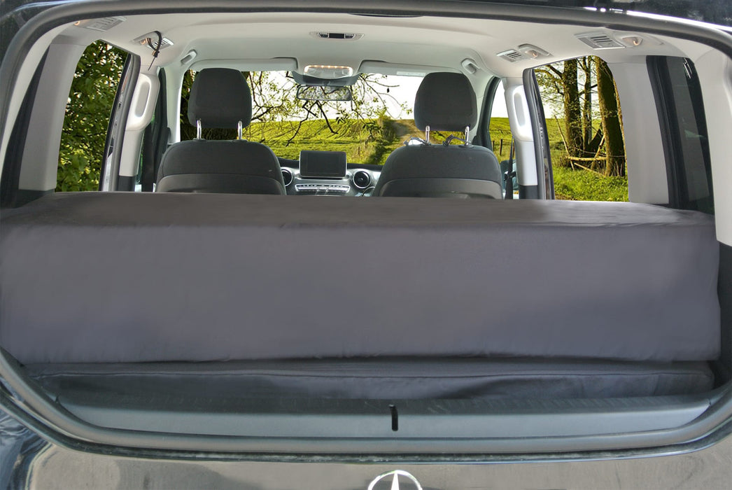 Zusammengefaltete shogazi® Matratze im Kofferraum des Mercedes Vito – dreiteilig klappbar und platzsparend verstaut, perfekt integriert hinter den Vordersitzen für maximale Flexibilität unterwegs.