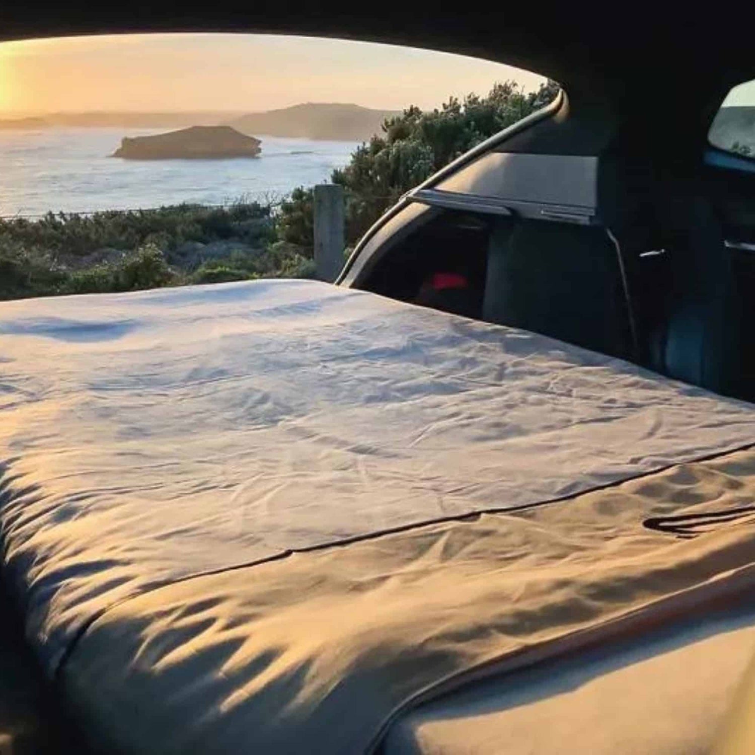 Blick aufs Meer von der Tesla Matratze von shogazi® im Model Y