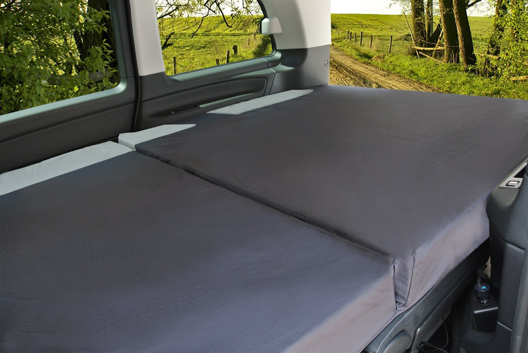 shogazi® Matratze im vollständig ausgeklappten Zustand im Mercedes Vito – nahtlos verlegt über den gesamten Innenraum, mit Blick ins Grüne, ideal für erholsamen Schlaf auf Reisen oder im Vanlife-Alltag.