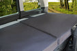 shogazi® Matratze im vollständig ausgeklappten Zustand im Mercedes Vito – nahtlos verlegt über den gesamten Innenraum, mit Blick ins Grüne, ideal für erholsamen Schlaf auf Reisen oder im Vanlife-Alltag.