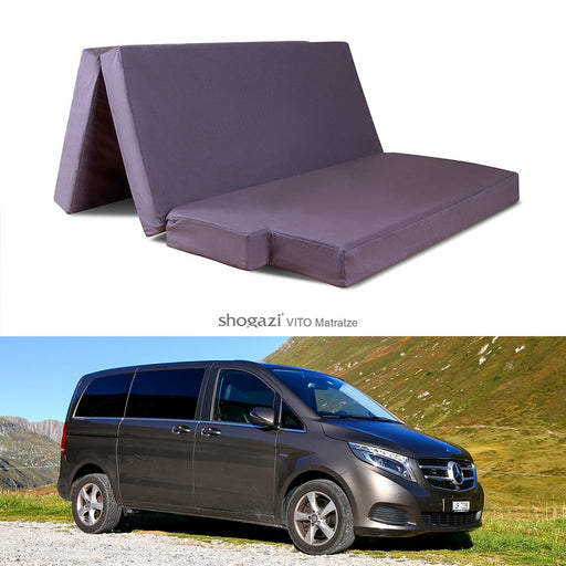 Dreifach faltbare Matratze von shogazi® für den Mercedes Vito – ergonomisch gestaltet für höchsten Schlafkomfort unterwegs, kombiniert mit Fahrzeugansicht in alpiner Landschaft.