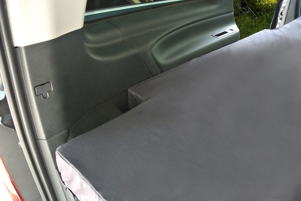 shogazi® Matratze im Mercedes Vito – exakt eingepasst entlang der Fahrzeugwand mit integriertem Ausschnitt für Radkasten und Innenverkleidung, zeigt perfekte Passform und Verarbeitungsqualität.
