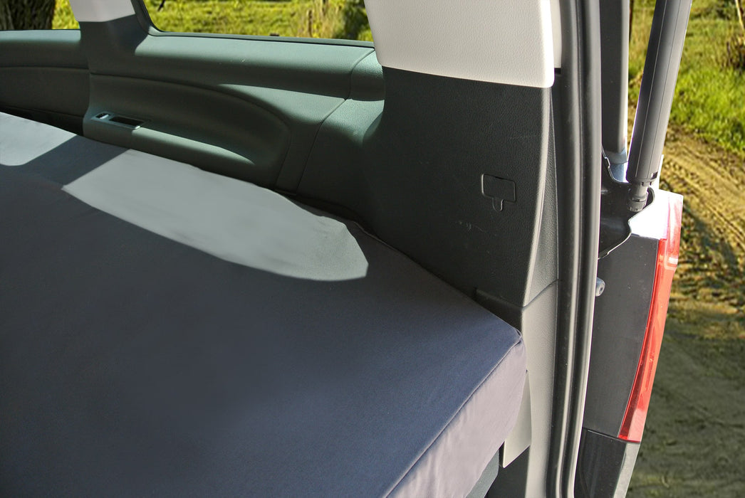 Rückansicht der eingebauten shogazi® Matratze im Mercedes Vito – zeigt die präzise Passform entlang der Seitenwand und den sauberen Abschluss im Heck, ideal für komfortables Campen ohne Umbauten.