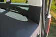 Rückansicht der eingebauten shogazi® Matratze im Mercedes Vito – zeigt die präzise Passform entlang der Seitenwand und den sauberen Abschluss im Heck, ideal für komfortables Campen ohne Umbauten.